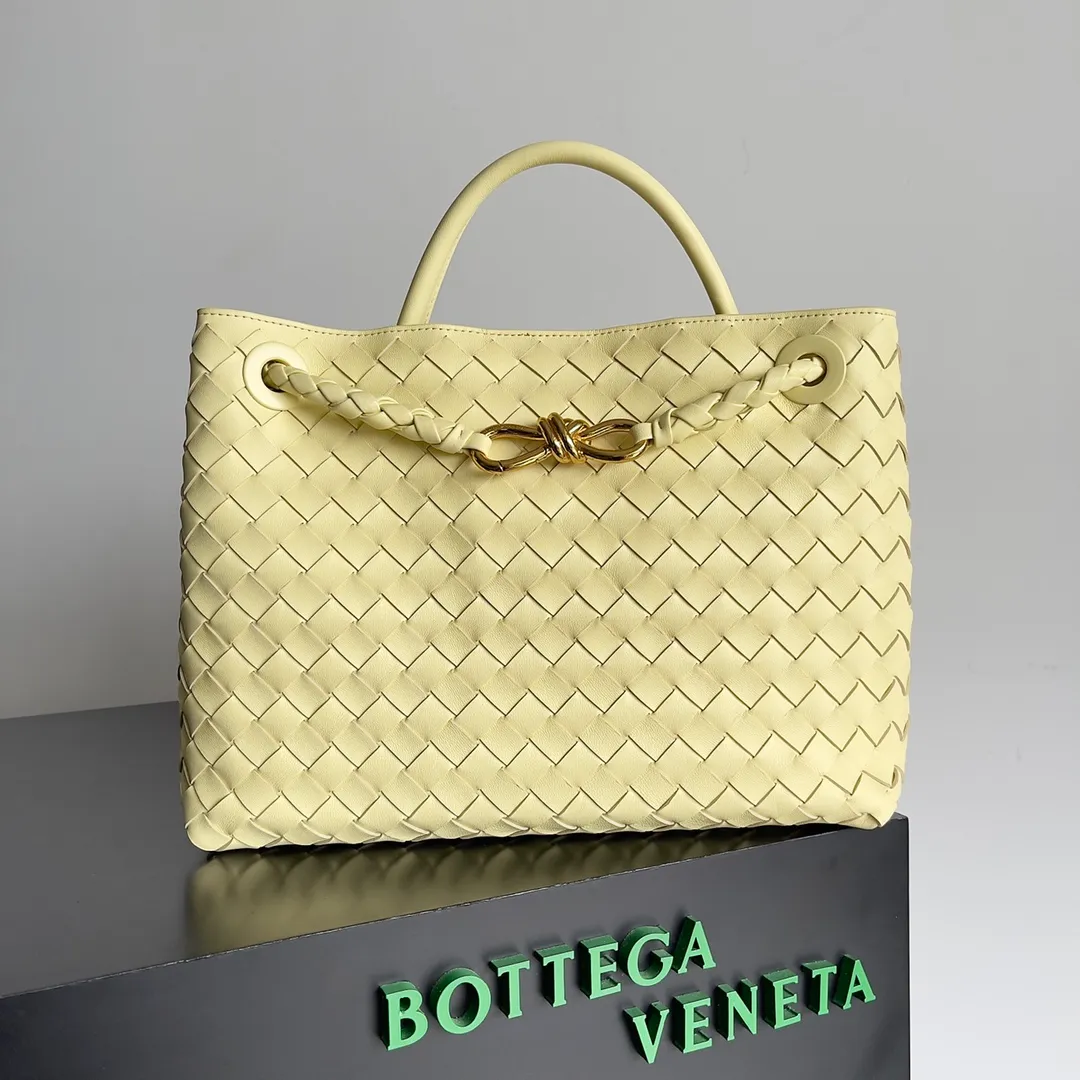 The 2023 new Andiamo batch of 2260 BV has been shipped‼ ️Really popular🔥The new Andiamo woven handbag launched by Bottega Veneta this season is really popular all over the world! ! Celebrities at home and abroad have worn it, and Oscar-winning actress Michelle Yeoh has taken it out on the street. Song Jia, Trai Yara, Yu Feihong, Sanji Ayaka, Rosie Hunting-Whiteley, Yoshioka Riho, etc. have all picked up this bag. It is classic and versatile, showing off its temperament, and the bag capacity is also large, which is very convenient for daily commuting! ! A variety of carrying methods, the shoulder straps can be adjusted by yourself, the original lambskin feels soft and delicate, and the unisex style breaks the gender boundaries and brings a more practical and long-lasting use experience. Andiamo, which has both elegant and casual styles, perfectly interprets the true appearance of "fashionable old money style". Style number: 743572 Size: 32*24*12